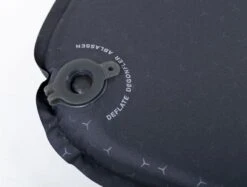 Exped SIM 3.8 M Zelfopblazende Slaapmat 13 Exped SIM 3.8 M Zelfopblazende Slaapmat -Campingserie Winkel 1441 1900 sim black valve close