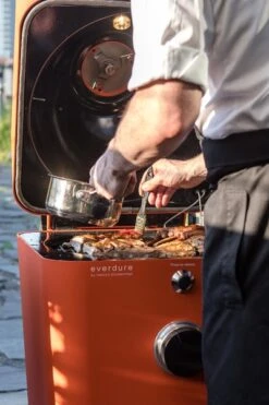 Everdure 4K Houtskool Barbecue Met Beschermhoes - Oranje 6 Everdure 4K Houtskool Barbecue Met Beschermhoes - Oranje -Campingserie Winkel 9312646030169 3 1 copy