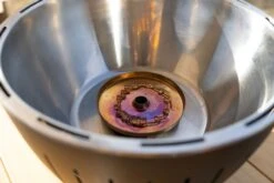 LotusGrill XL Hybrid Houtskoolbarbecue - Rood 15 LotusGrill XL Hybrid Houtskoolbarbecue - Rood -Campingserie Winkel lotusgrill binnenkant pitje 3