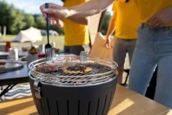 LotusGrill XL Hybrid Houtskoolbarbecue - Rood 21 LotusGrill XL Hybrid Houtskoolbarbecue - Rood -Campingserie Winkel lotusgrill in gebruik hamburger 3